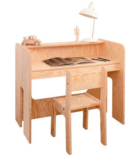 Holzschreibtisch und Kinderstuhl aus Kiefernsperrholz in Naturholzfarbe